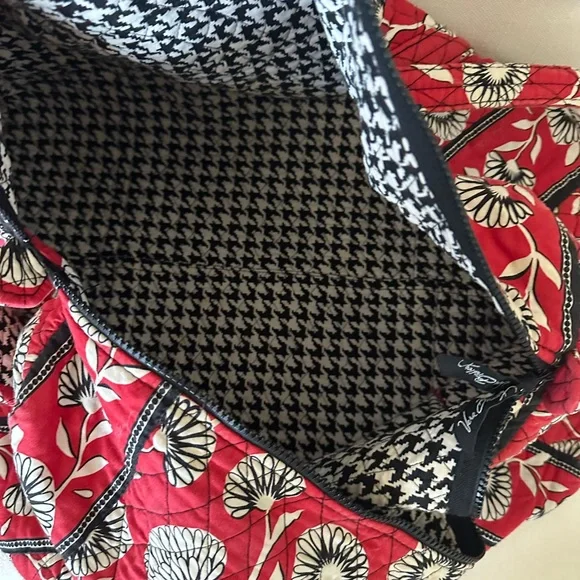 Vera Bradley Deco Daisy Red/white/black Floral Duffle Bag - Picture 8 of 9